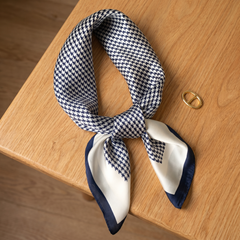 Roselys Paris foulard femme marine blanc carreaux carré satiné 70x70 cm