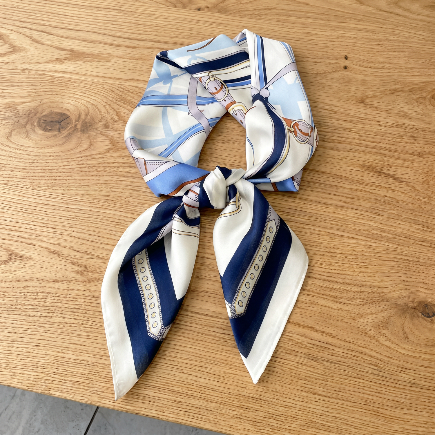 Roselys Paris foulard femme bleu blanc abstrait carré satiné 70x70 cm