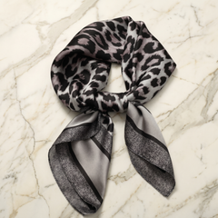 Roselys Paris foulard femme gris noir animalier carré satiné 70x70 cm