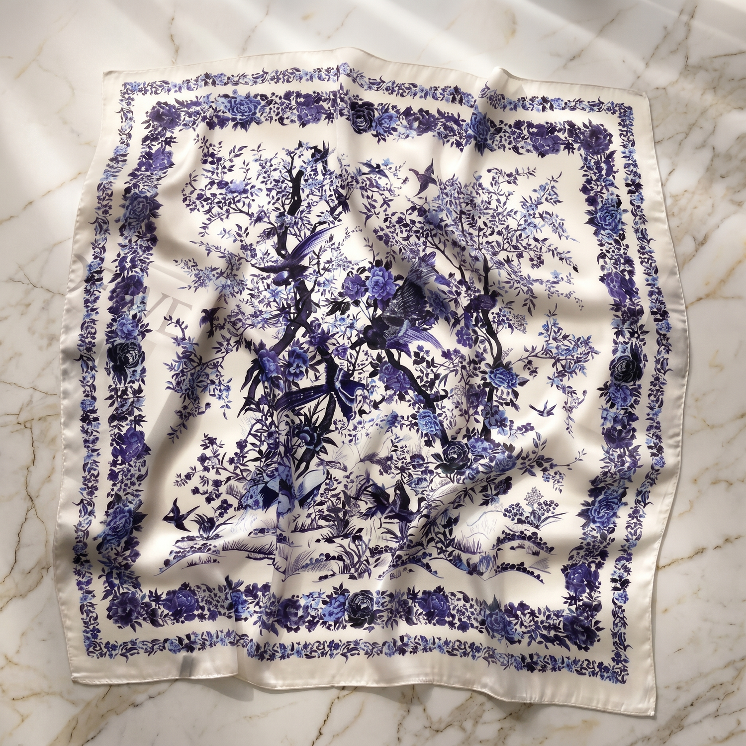Roselys Paris foulard femme blanc bleu baroque carré satiné 70x70 cm