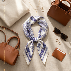Roselys Paris foulard femme blanc bleu baroque carré satiné 70x70 cm, porté au cou
