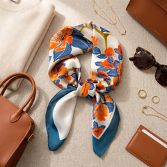 Roselys Paris foulard femme orange bleu fleuri carré satiné 70x70 cm, porté au cou