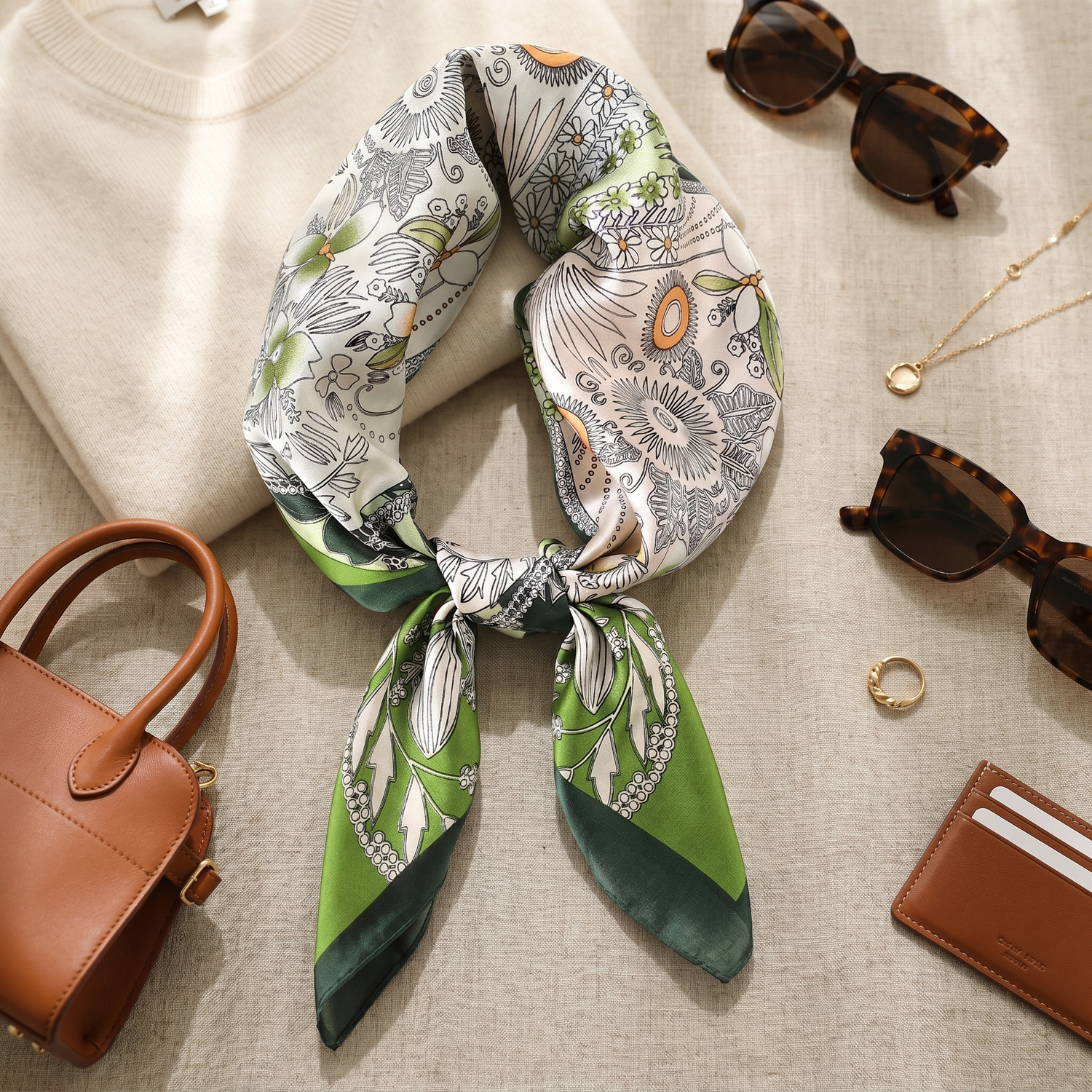 Roselys Paris foulard femme blanc vert fleuri carré satiné 70x70 cm, porté au cou