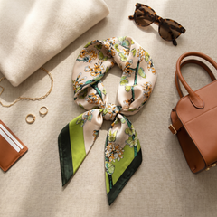 Roselys Paris foulard femme blanc vert fleuri carré satiné 70x70 cm, porté au cou
