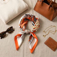 Roselys Paris foulard femme crème orange baroque carré satiné 70x70 cm, porté au cou