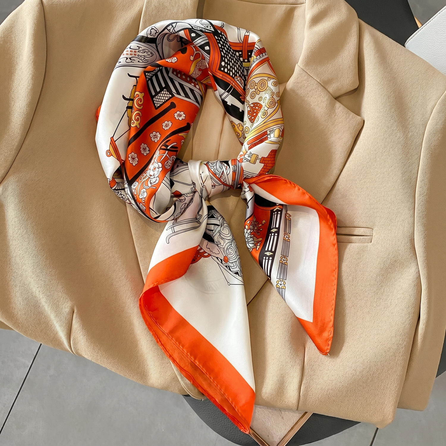 Roselys Paris foulard femme crème orange baroque carré satiné 70x70 cm
