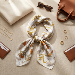 Roselys Paris foulard femme crème doré fleuri carré satiné 70x70 cm, porté au cou