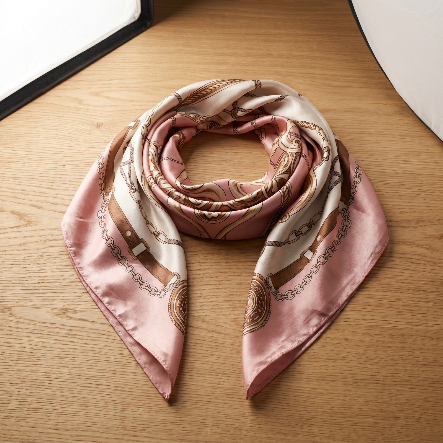 Roselys Paris foulard femme rose doré baroque carré satiné 70x70 cm