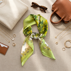 Roselys Paris foulard femme vert jaune fleuri carré satiné 70x70 cm, porté au cou