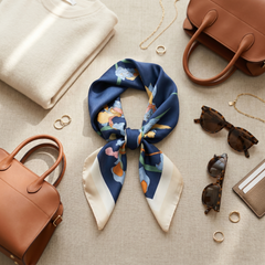 Roselys Paris foulard femme marine crème géométrique carré satiné 70x70 cm, porté au cou