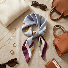 Roselys Paris foulard femme bleu ciel bordeaux fleuri carré satiné 70x70 cm, porté au cou