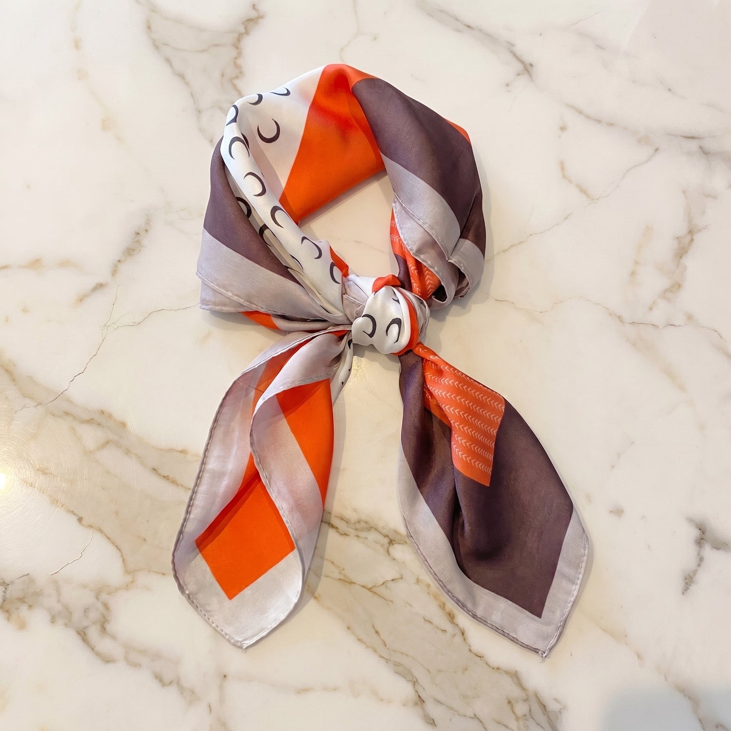 Carré de Soie Foulard Femme 70x70 Géométrique Soie Cheveux Satin — Corail & Marine Croissants Lune | Roselys