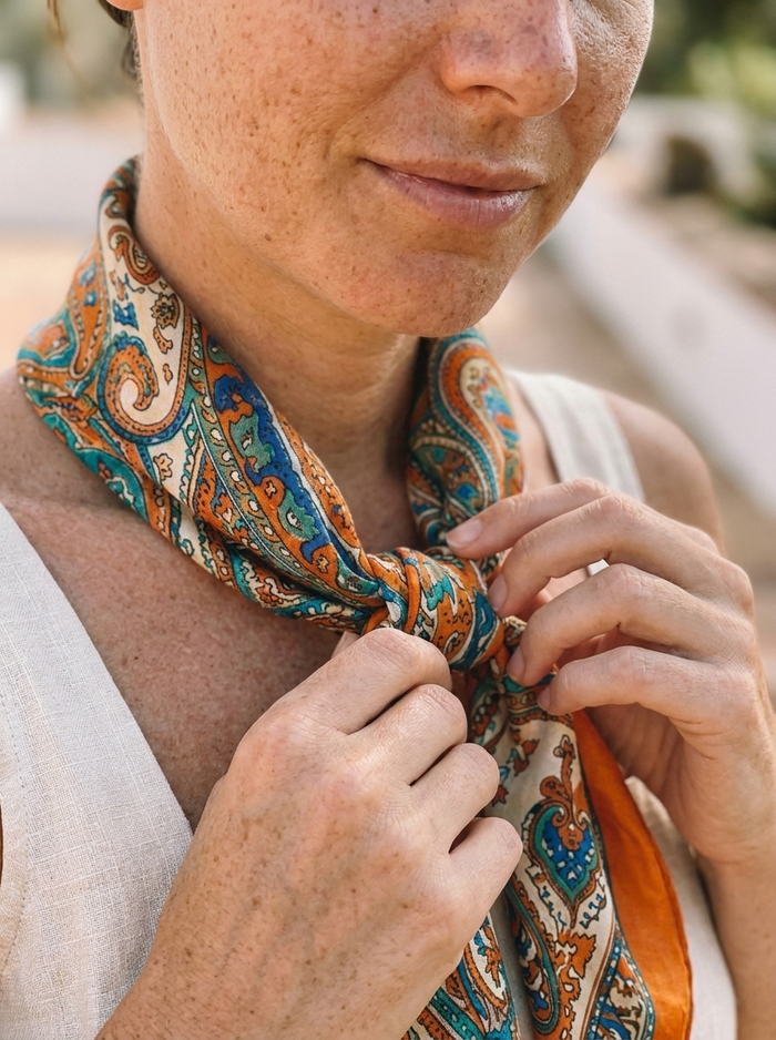 Carre paisley noue au cou